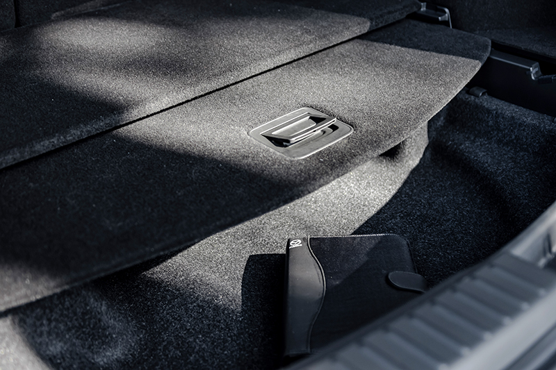 雙層隔板設計讓置物收納更方便。