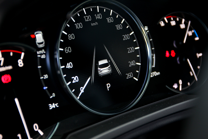 7吋數位儀表維持傳統三環設計同時提供數位化便利。