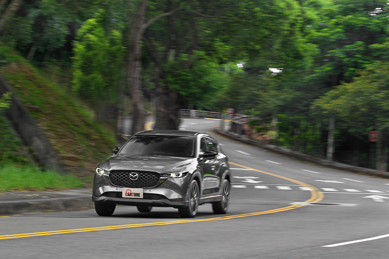 雖只是自然進氣設定但起步加速或高速都有輕快的反應。