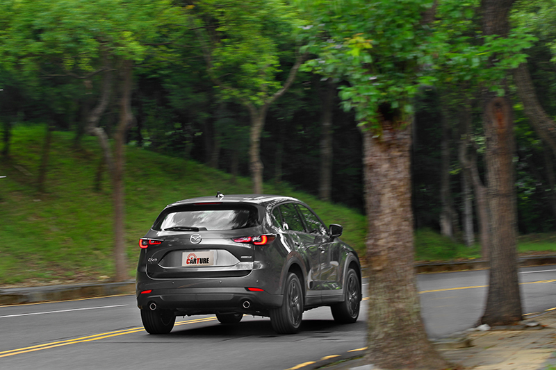 適中的重心轉移與進階版G力導引控制,CX-5於彎中表現的相當穩定。