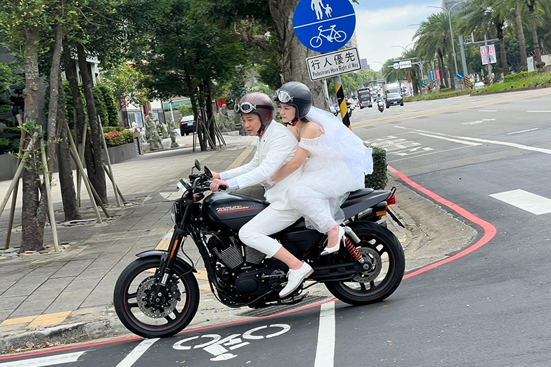 【車勢星聞】蔡佳麟、苗真《黃金歲月》上演追夢人騎重機私奔超浪漫。(圖:民視提供)