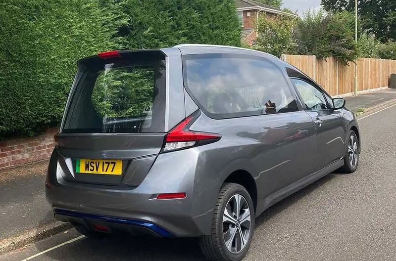 為能放置棺木車身與車頂都切割重新打造。