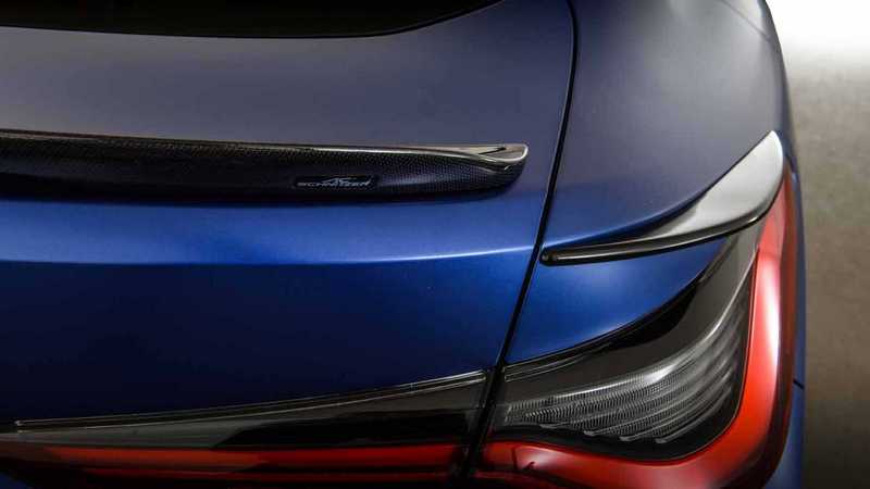 車尾配備碳纖維尾翼。