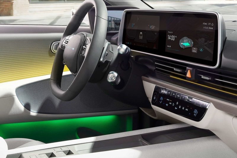 座艙配置雙12.3吋一體式螢幕。