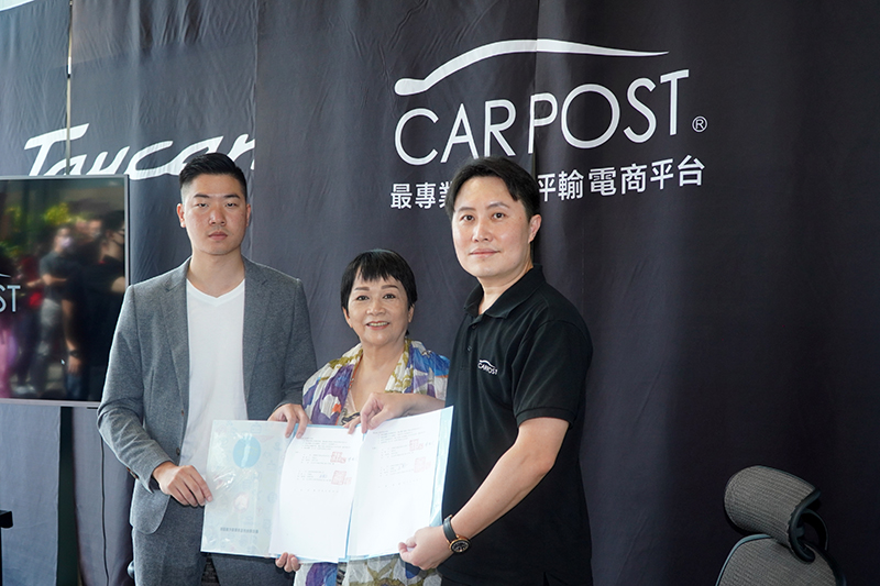 Uspace創辦人宋捷仁Allen(左)在GDDA全球數位產業聯盟協進會邱月香理事長(中)見證下,與CARPOST創辦人陳柏文Kevin(右)簽訂策略聯盟合約。