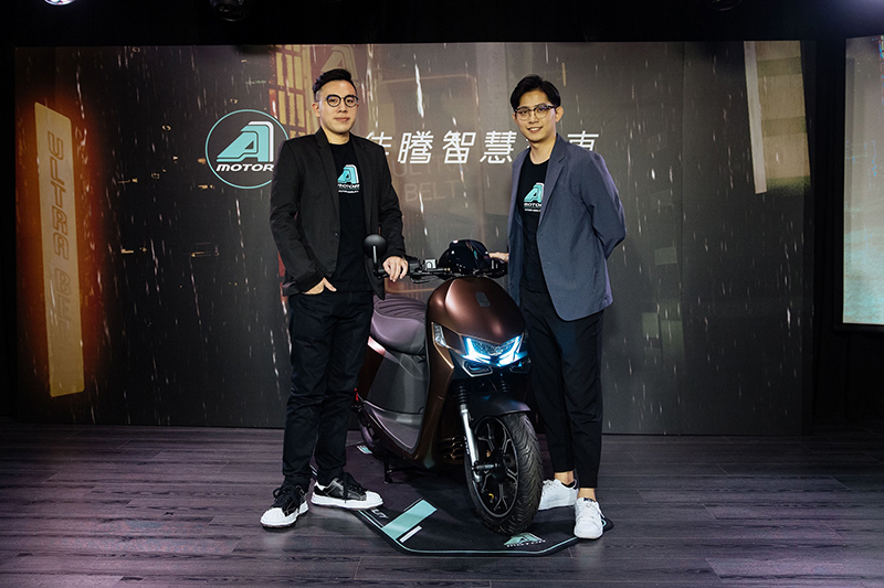 宏佳騰智慧電車品牌發展部經理鍾亞成(左)與營運中心經理陳永凱(右)攜手推出Ai-1 Ultra Belt,以個性化精品外觀、獨家調校的皮帶傳動與避震設定,提供消費者全新駕值觀與個性化新選擇。