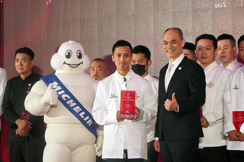 「承」則是日本「傳」(Den)首間海外姊妹店,由副主廚藤本詳一主理,他因應時令,在臺灣各處取材,在細膩經典的菜色中。