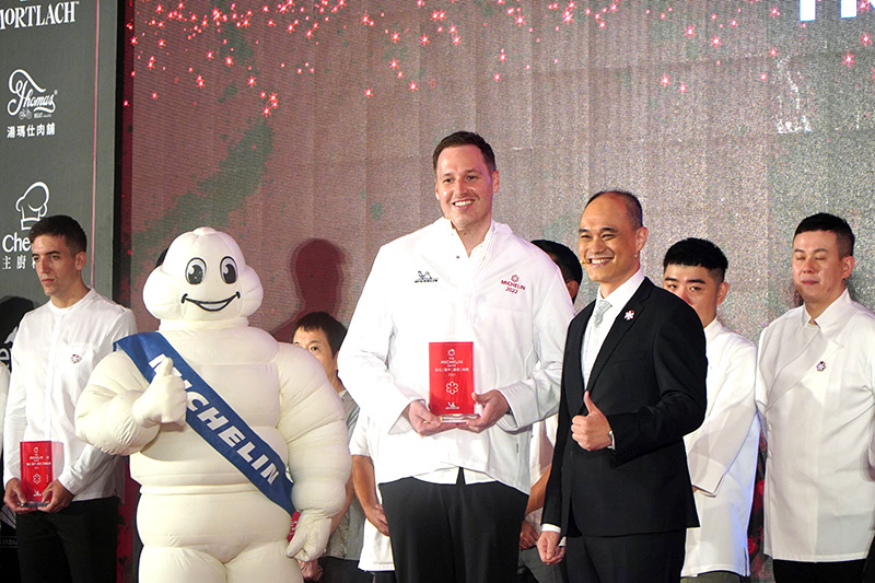 Holt 的加拿大籍主廚 Jeffrey Downs 熟悉臺灣食材,並結合歐陸烹調手法以及曾於東京工作的經驗與影響,製作出風味細膩的精彩套餐。