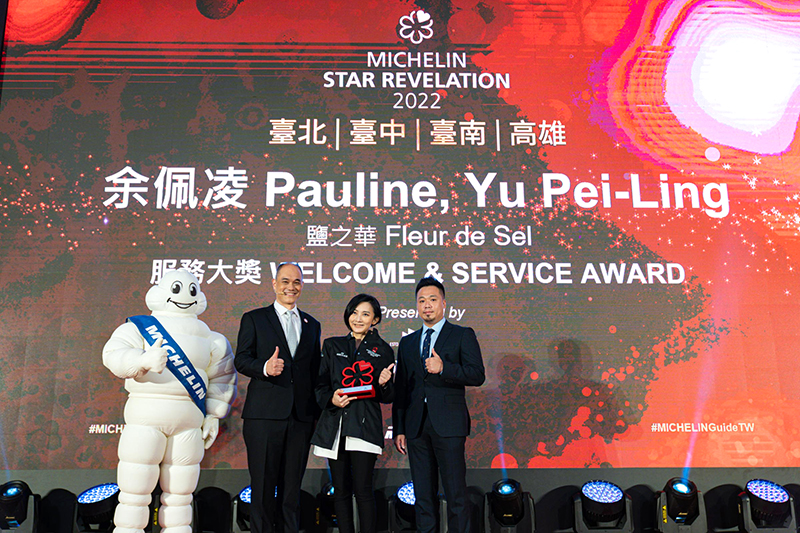 「米其林指南服務大獎」獲獎者是臺中一星餐廳鹽之華的余佩凌。