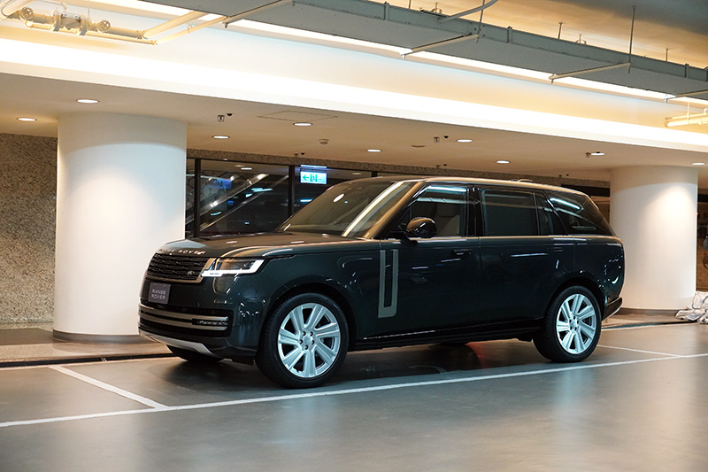 首次提供可舒適容納 7 名成人的第三排座椅於 The New Range Rover LWB 長軸距車型供選擇。