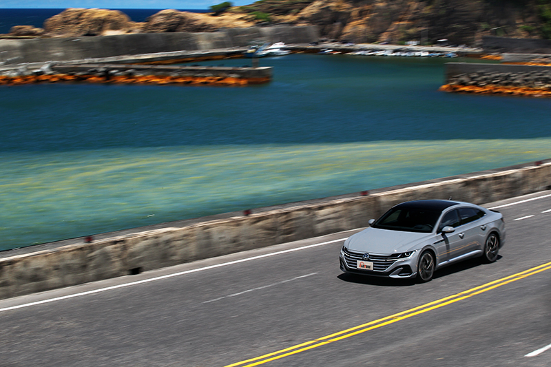 相較激烈操駕，我更喜歡開著Arteon 430 TSI愜意的欣賞海景。