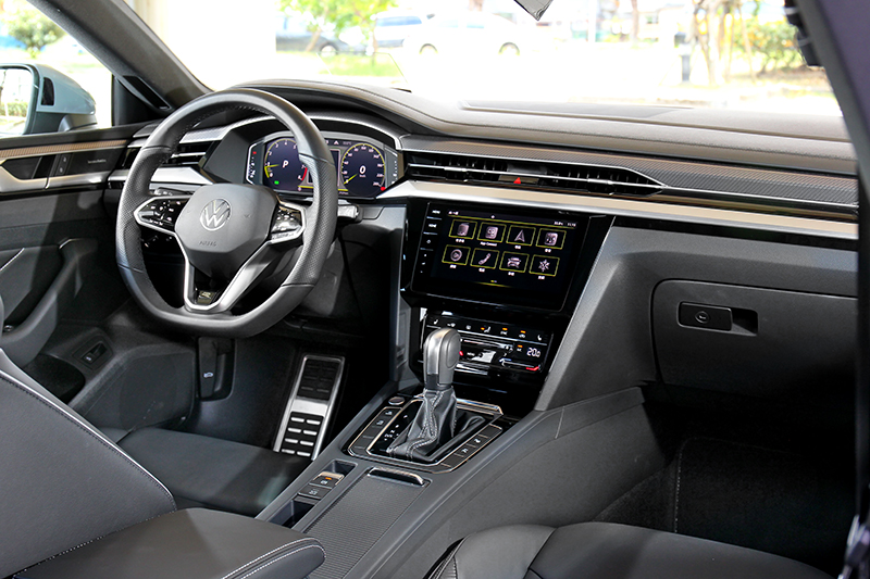 身為旗艦車型Arteon座艙採大量軟質與皮革鋪陳。