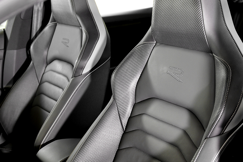 Nappa Carbon碳纖維紋真皮跑車座椅,應該比很多人家沙發都還要高級。