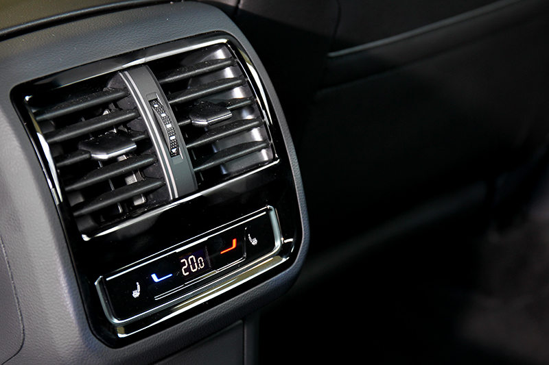 後座空調採觸控操作。