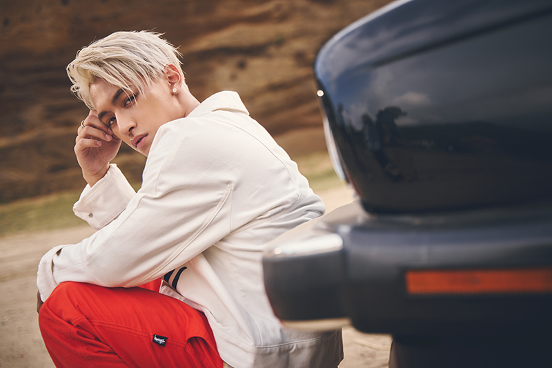 【車勢星聞】吳霏駕駛BMW E30敞篷車一路奔馳。(圖:環球音樂提供)