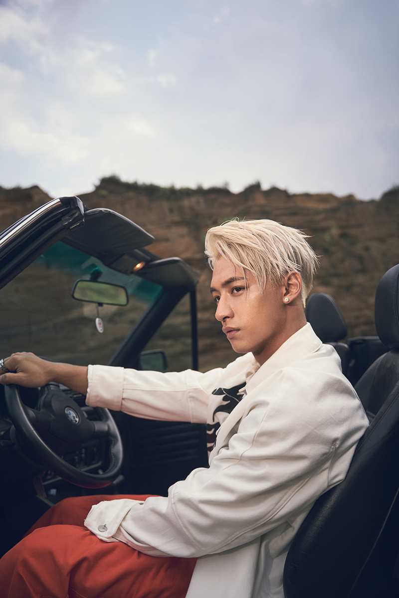 【車勢星聞】吳霏駕駛BMW E30敞篷車一路奔馳。(圖:環球音樂提供)