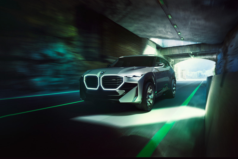 和概念車相比量產車水箱護罩面積明顯小許多。