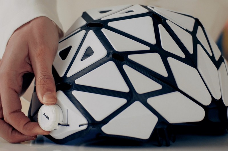 韓國Nature Mobility開發可收折易於攜帶的Raba Helmet。