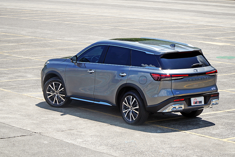 湧浪式車身設計與懸浮式車頂更創造前衛視覺美感。