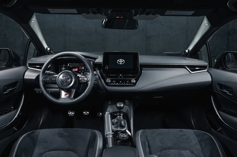 入門Core車型售價36,995美元,配備織布運動座椅、Apple CarPlay/Android Auto、盲點警示、行人偵測、主動車距定速、主動車道維持等。