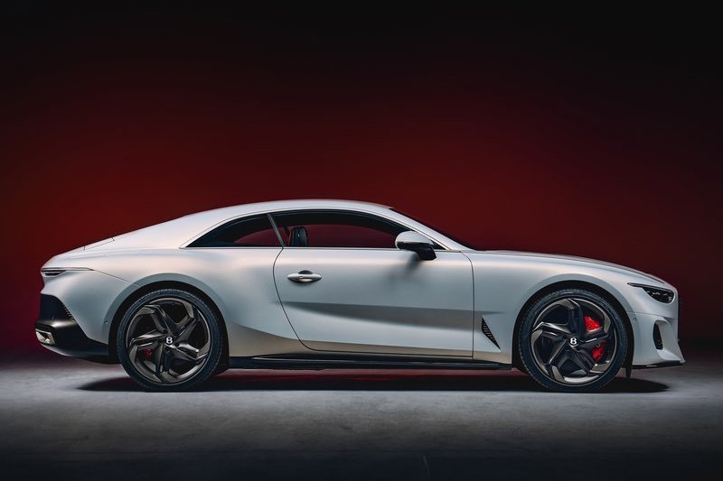 Mulliner Batur搭載6.0升W12渦輪引擎,具有740hp/102kgm動力輸出。