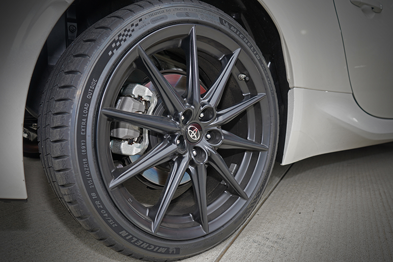 原廠標配尺寸為215/40R18的Michelin Pilot Sport 5跑胎,當然能夠有效提升動態表現。