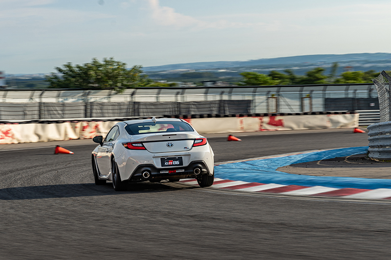 全新GR86比起原本快上不少,從手排款0-100km/h加速僅6.3秒的原廠數據便可知曉。