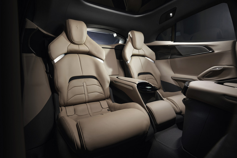 3,018mm軸距給予後座寬敞舒適的乘坐環境。