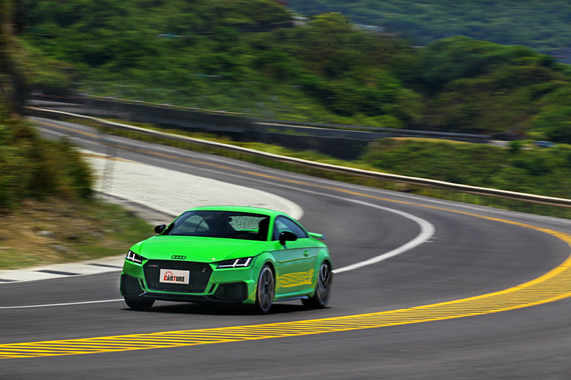 TT RS除了強悍性能,quattro系統更能在彎中帶來犀利身手。