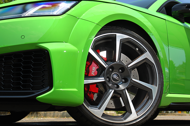 255/30 R20輪胎規格,在視覺與抓的力都讓人滿足。