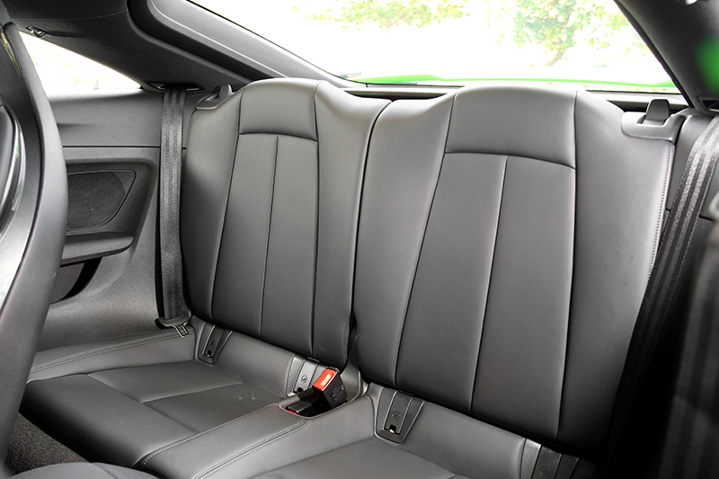 後座不是用來坐人,而是放隨身小物品。