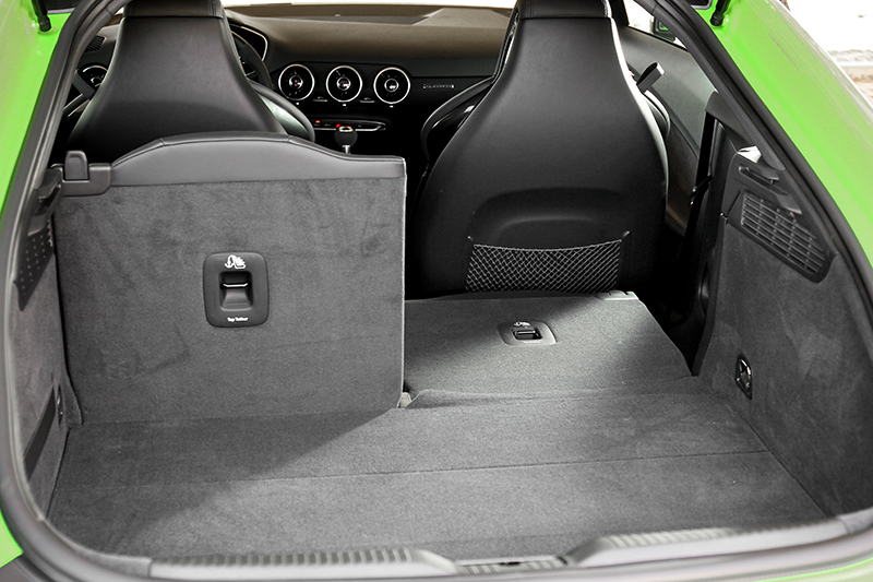 305~702公升置物空間用於日常還算夠用。