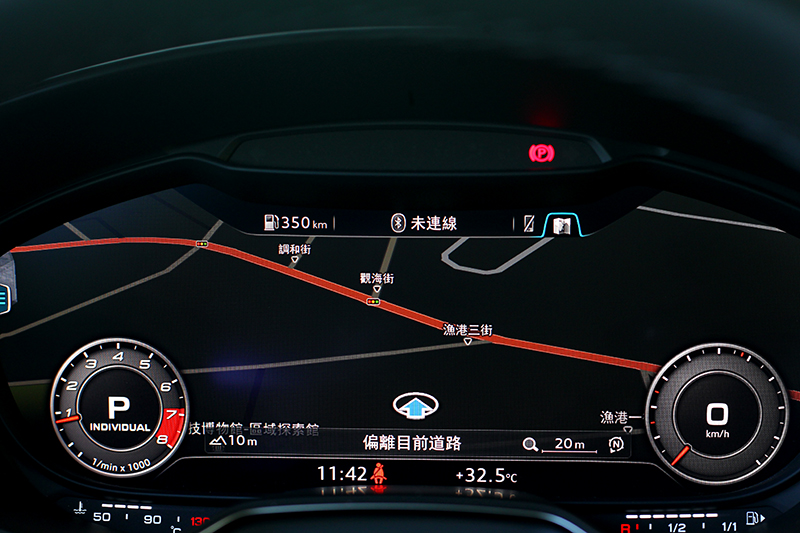 提供地圖全螢幕與Apple Carplay與Android Auto連接功能。