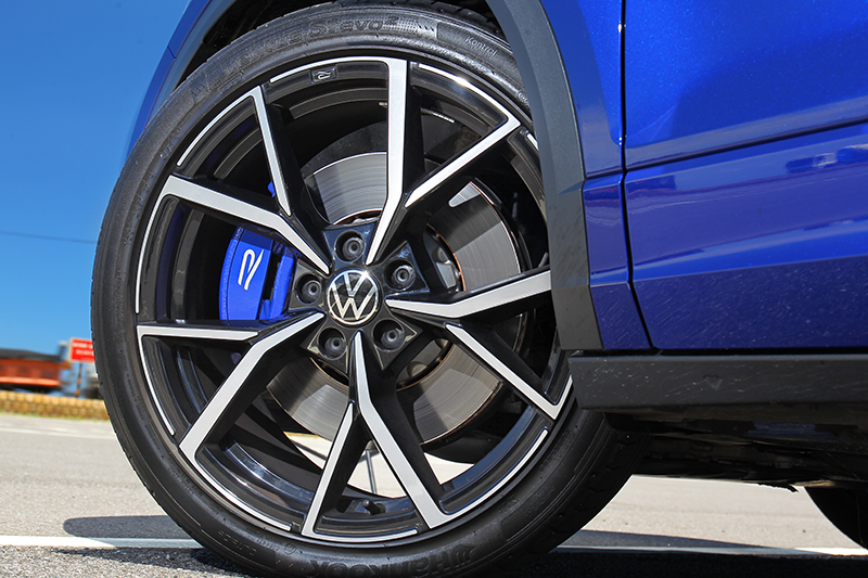 輪胎規格為235/40 R19,Estoril輪圈也顯得較為醒目。