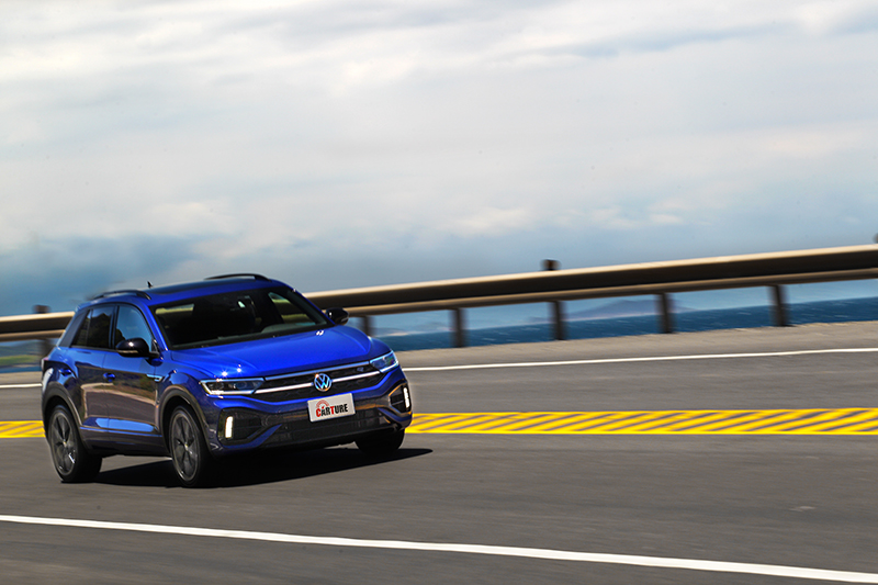 身為R性能車踩下油門就會給予期待的力道。