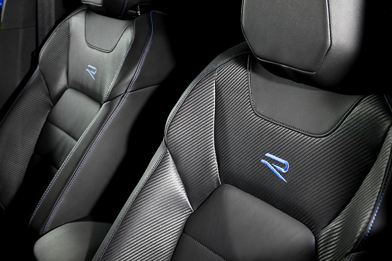 Nappa Carbon碳纖維紋運動型真皮座椅R字採藍色配置。