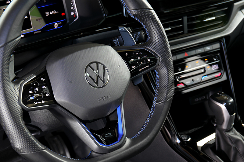 方向盤透過換檔撥片與藍色縫線創造差異與性能感受。