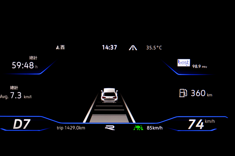 按下Travel Assist智慧車陣穿梭系統快速啟動半自動駕駛。
