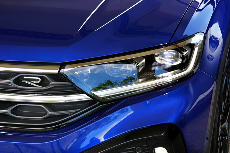 你是在看LED Matrix矩陣式頭燈還是R銘牌。