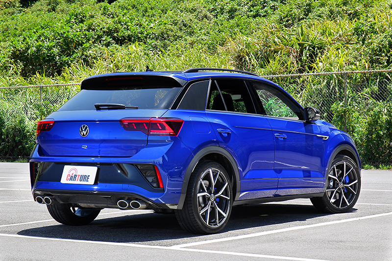 車尾排氣管算是T-Roc R與其他車型較為明顯的外觀差異。