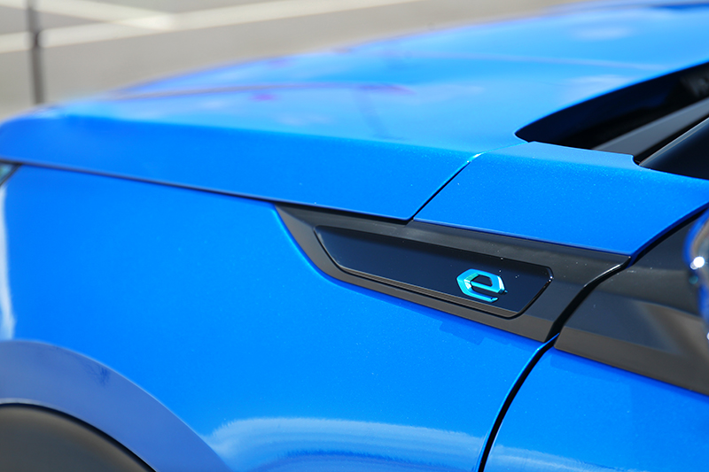 前輪拱上方葉子板處標有一個明顯的藍色”e”銘牌