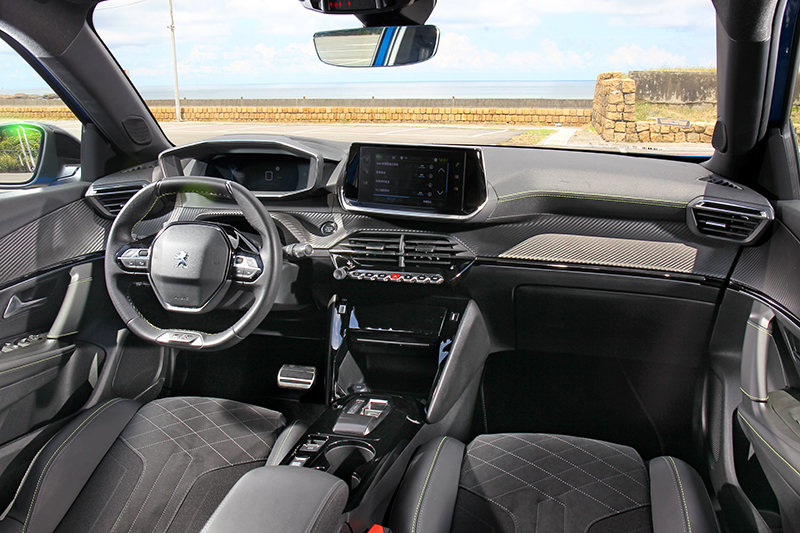 Peugeot e-2008在i-Cockpit®駕駛導向座艙的科技感氛圍營造下呈現不俗的車艙質感