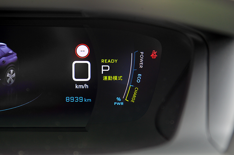 e-2008的儀表右側已改為動力輸出與電能回充效率的百分比圖示