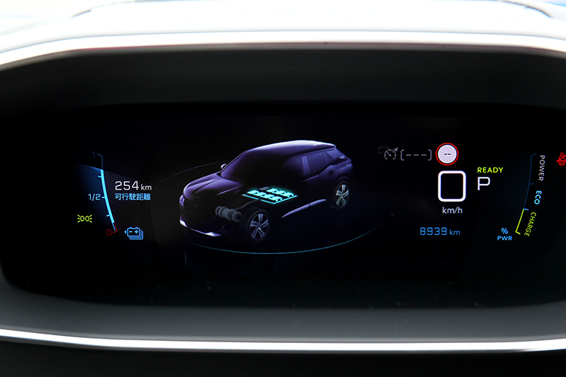 選單內也多了”能源”選項，可讓駕駛了解目前的電能輸出、電池電量以及剩餘續航里程