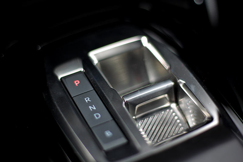 原本油車上極具特色的線傳排檔桿在新年式車型上已換成e-Shift短撥桿