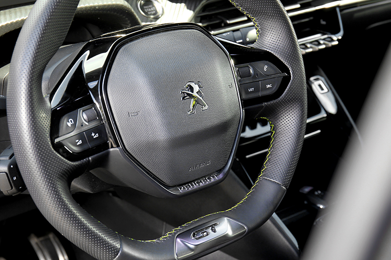 GT PACK套件包含小盤徑皮革方向盤以及具備加熱功能的多材質麂皮運動座椅