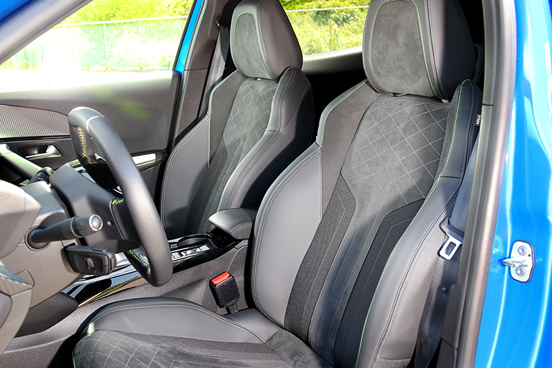 座椅在皮革、麂皮、織布以及方格狀縫線的交互搭配下賦予更強烈的運動化氣息