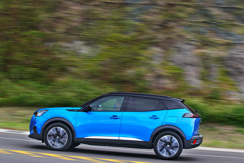 雖然輸出不比其它動輒超過2、300匹馬力的電動車來的有感,但起步衝刺與推進力道依舊能賦予飽滿的加速體感