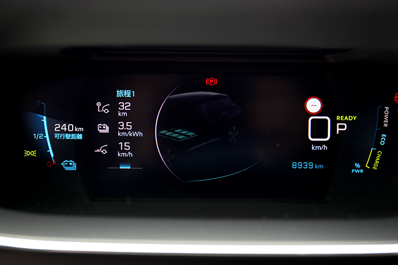 Peugeot e-2008電池容量為50 kWh的規格,依據WLTP的測試數據其行駛里程可達345公里,NEDC的測試環境下更是能到385公里