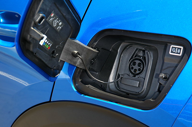 使用CCS1規格的快充充電槍補電，從20%充至80%僅需24分鐘